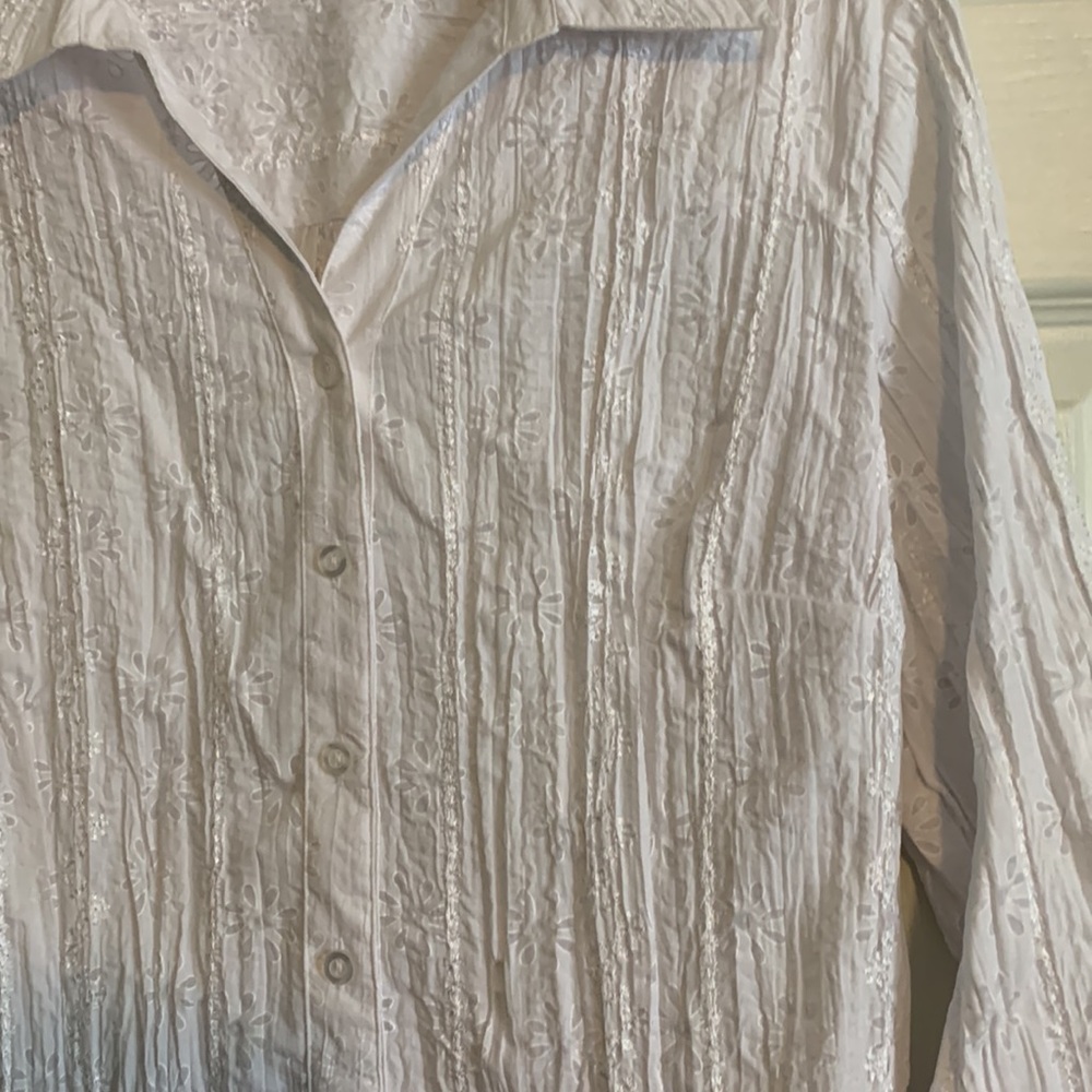 White blouse. - Picture 2 of 7
